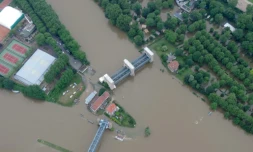 Photo prise par l'Armée de l'Air française montrant un camping inondé par la crue de la Seine près du pont de Suresnes à Paris