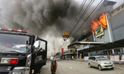 Un pompier devant un centre commercial de Davao le 23 décembre 2017