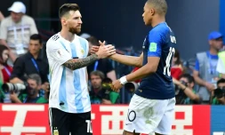 L'attaquant argentin Lionel Messi salue son homologue français Kylian Mbappé, après leur 8e de finale de la Coupe du monde 2018, le 30 juin 2018 à Kazan (Russie)