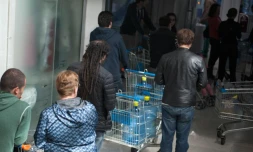 Des habitants font la queue pour acheter de l'eau à Santiago du Chili, le 16 avril 2016