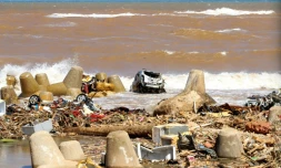 L'épave d'une voiture sur le littoral à Derna, une ville de l'est de la Libye dévastée par les inondations, le 19 septembre 2023
