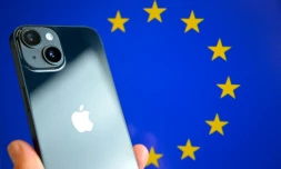 Un iPhone devant le drapeau européen, photo prise le 9 septembre 2024  