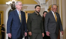 Le président ukrainien Volodymyr Zelensky (c) acccompangé par Chuck Schumer (d) et Mitch McConnell (g), arrive au Capitole, le 21 septembre 2023 à Washington