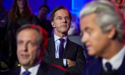 Mark Rutte (C) entre Alexander Pechtold et Geert Wilders lors d'un débat télévisé le 14 mars 2017 à La Haye