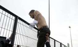 Le directeur des ressources humaines d'Air France, Xavier Broseta, est évacué par la sécurité, le 5 octobre 2015 après avoir été pris à partie lors du comité d'entreprise d'Air France