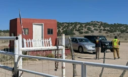 Des vigiles à l'entrée du ranch de Bonanza Creek où a eu lieu le drame impliquant Alec Baldwin, à Santa Fe au Nouveau-Mexique, le 22 octobre 2021