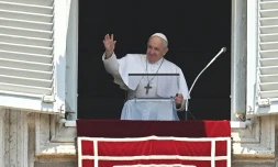 Le pape François salue les fidèles sur la Place Saint-Pierre au Vatican, dimanche 12 janvier 2020