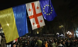 Des drapeaux ukrainien, géorgien et européen déployés à Tbilissi, le 30 novembre 2024, lors d'une manifestation contre la décision du gouvernement géorgien de retarder les négociations d'adhésion à l'Union européenne jusqu'en 2028