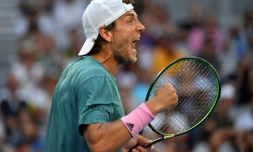 Le Français Lucas Pouille exulte après sa victoire face au Croate Borna Coric en 8e de finale de l'Open d'Australie, le 21 janvier 2019 à Melbourne