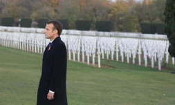 Emmanuel Macron au cimetiÚre prÚs de l'Ossuaire de Douaumont, prÚs de Verdun, le 6 novembre 2018, pendant les cérémonies marquant le centenaire de la PremiÚre Guerre mondiale