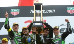 L'équipe de la Kawasaki 11 remporte les 24 Heures Motos au Mans le 21 avril 2019