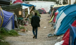 Un migrant marche dans la "jungle " de Calais, le 26 septembre 2016