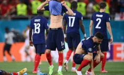 Les joueurs français après leur élimination aux tirs au but en 8e de finale de l'Euro contre la Suisse le 28 juin 2021 à Bucarest
