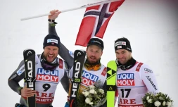 Les Norvégiens Kjetil Jansrud (c) et Aksel Lund Svindal (g), vainqueur et 2e de la descente et l'Autrichien Vincent Kriechmayr (3e), aux Mondiaux d'Are le 9 février 2019