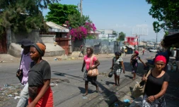 Des habitants quittent une zone oĂč des tirs de bandes armĂ©es ont Ă©tĂ© entendus, le 20 mars 2024 Ă Port-au-Prince, en HaĂŻti