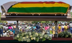 Des villageois observent le cercueil de Robert Mugabe le 16 septembre 2019 Ă Murombedzi