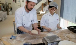 Une élÚve de l'Ecole internationale de boulangerie apprend à diviser des "pùtons", le 18 avril 2018
