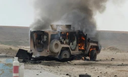 Un véhicule militaire est en feu sur le site d'une attaque kamikaze revendiquée par le groupe jihadiste Etat islamique (EI) contre un convoi des forces américaines et de leurs alliés locaux en Syrie, dans la province de Hassaké (nord-est), le 21 janvier 2019