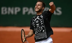 La joie du Français Hugo Gaston, vainqueur de l'Argentin Pablo Cachin, 6-4, 6-2, 6-4, lors du 2e tour du tournoi de Roland-Garros, le 26 mai 2022