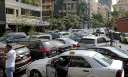 Des automobilistes font la queue devant une station-service dans le quartier de Hamra, le 20 août 2021 à Beyrouth, au Liban