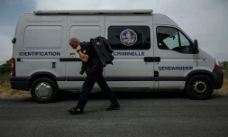 Le gendarme Emmanuel Guinard quitte sa camionnette d'identification criminelle pour se rendre dans une zone touchée par un récent incendie de forêt, à Luc-sur-Orbieu, près de Narbonne, le 19 août 2025 dans l'Aude