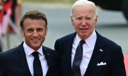 Le président français Emmanuel Macron (à gauche) et son homologue américain Joe Biden le 6 juin 2024 à Saint-Laurent-sur-Mer, en Normandie, dans le nord-ouest de la France