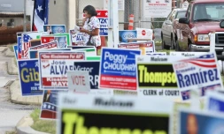 Affiches des différents candidats locaux, présentés dans un bureau de vote à Kissimee, dans le comté d'Osceola (Floride), le 25 octobre 2016