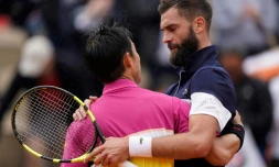 Accolade entre Benoît Paire et le Japonais Kei Nishikori, vainqueur de leur duel à Roland-Garros, le 3 juin 2019