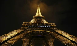 "1,5 degré" est inscrit en néon blanc sur la Tour Eiffel, le 10 décembre 2015 la veille de la clÎture de la COP21