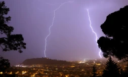 Sept secondes, 74 centiÚmes: le record de l'éclair ayant duré le plus longtemps au monde, qui a frappé le 30 août 2012 le sud-est de la France