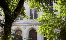 Une des entrées de l'université de la Sorbonne à Paris, le 10 octobre 2006