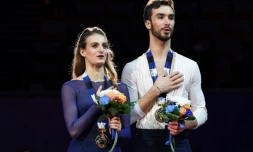 Gabriella Papadakis et Guilaume Cizeron sur la plus haute marche du podium de la Finale du Grand Prix de patinage artistique à Nagoya, le 9 décembre 2017 