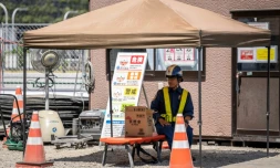 Un ouvrier fait une pause à l'ombre lors d'une chaude journée à Tokyo, le 27 août 2025