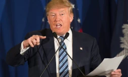 Le candidat républicain Donald Trump répond au pape dans un communiqué qu'il lit le 17 février 2016 à Kiawah en Caroline du Sud