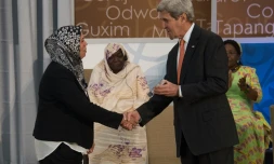 Latifa Ibn Ziaten et le secrétaire d'Etat américain John Kerry le 29 mars 2016 à Washington