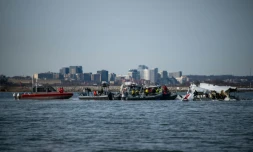 Photo diffusée par les garde-côtes américains (USCG) montrant des équipes de sauvetage, le 30 janvier 2025, sur le fleuve Potomac après le crash du vol American Airlines 5342 entré en collision avec un hélicoptère de l'armée américaine, près de Washington