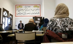 Le professeur de théologie Missoum Chaoui donne des cours dans une classe pour futurs imams et religieux à l'Institut Al-Ghazali de la Grande Mosquée de Paris, le 19 décembre 2015
