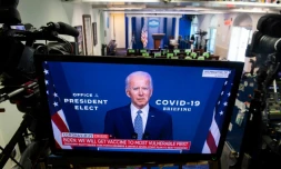 Un écran diffuse, dans la salle de presse de la Maison Blanche, une intervention de Joe Biden sur le Covid-19, le 9 novembre 2020