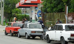 File de véhicules devant une station-service à La Havane, le 30 janvier 2026