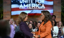 Kamala Harris accueillie par Oprah Winfrey à Farmington Hills, dans l'Etat du Michigan, le 19 septembre 2024