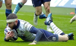 Le demi d'ouverture écossais Finn Russell marque un essai face à l'Italie lors du Tournoi des six nations à Murrayfield, le 18 mars 2017