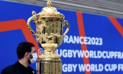 Le trophée de la Coupe du monde de rugby est exposé, le 8 septembre 2020 à la gare de Lyon à Paris, à l'occasion de l'inauguration du "We love 2023 tour", une tournée exposition en train à travers la France