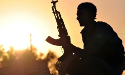 Un combattant kurde prĂšs de Raqqa dans le nord de la Syrie, le 10 juillet 2015