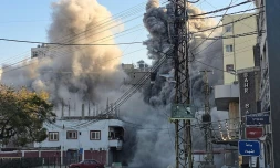 La fumée d'une frappe aérienne israélienne ciblant les bureaux d'Al-Qard al-Hassan, société de microcrédits liée au Hezbollah, dans la ville côtière de Tyr, au sud du Liban, le 2 mars 2026