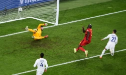 La défense des Bleus a souffert face à Romelu Lukaku, dont le but est finalement invalidé par la VAR en Ligue des nations à Turin, le 7 octobre 2021 