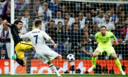 L'attaquant Cristiano Ronaldo  (c) inscrit l'un de ses trois buts pour le Real Madrid en Ligue des champions à Santiago Bernabeu, le 2 mai 2017 