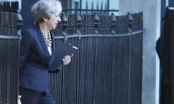 La PremiĂšre ministre britannique Theresa May sort de son bureau du 10, Downing Street Ă Londres le 22 octobre 2018