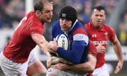 Le 3e ligne du XV de France Arthur Iturria (c) tente de s'échapper avec le ballon face aux Gallois aux Six Nations, le 1er février 2019 au Stade de France 