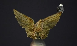 Un harfang des neiges accroché à la statue d'un aigle, symbole des Etats-Unis, devant la gare de Washington, Union Station, le 13 janvier 2022