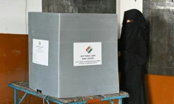 Une femme vote lors des législatives inidennes dans un bureau de vote de Kairana, dans l'Etat de l'Uttar Pradesh, le 19 avril 2024